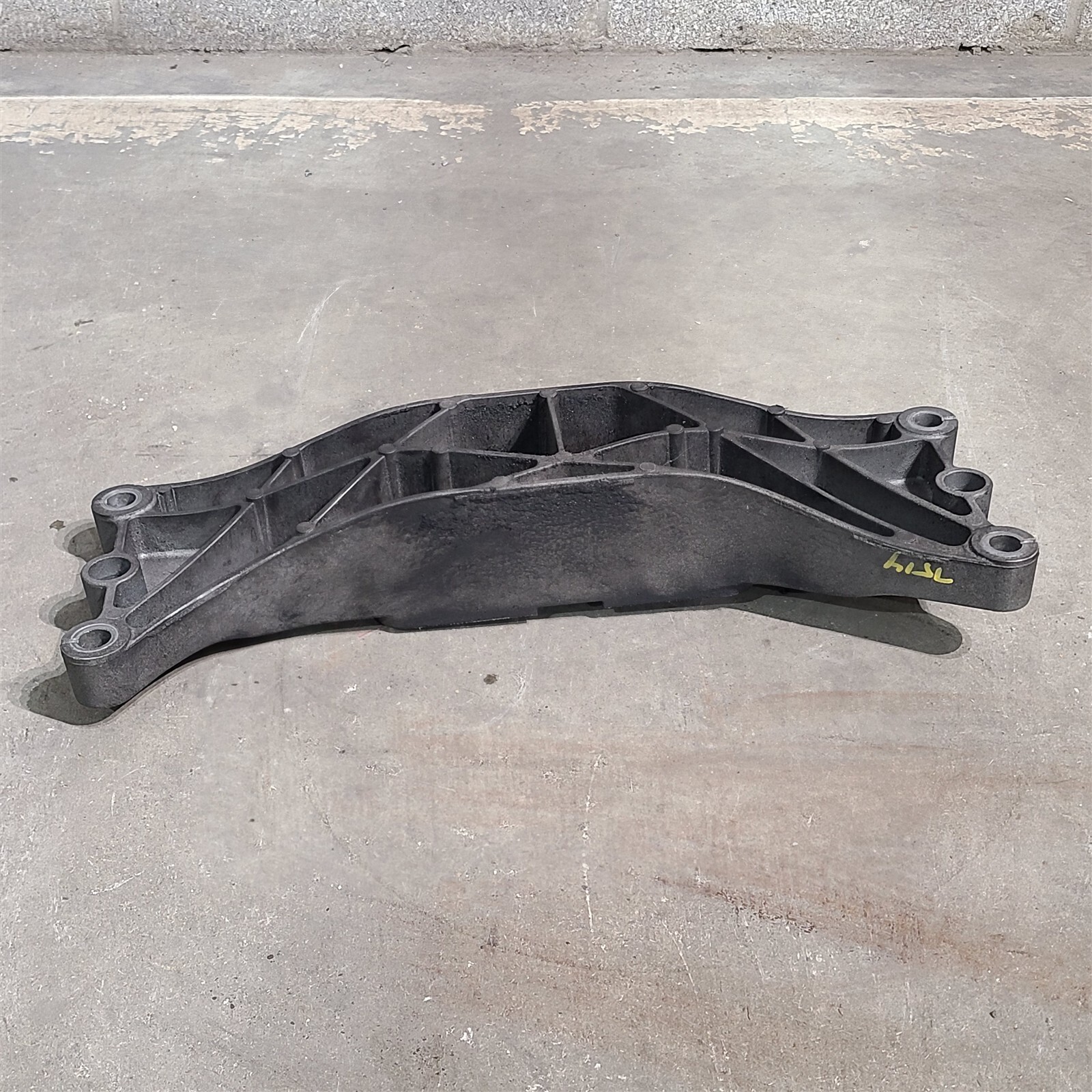 10-15 Camaro SS Automatic Transmission Crossmember Mount Bracket Aa7514