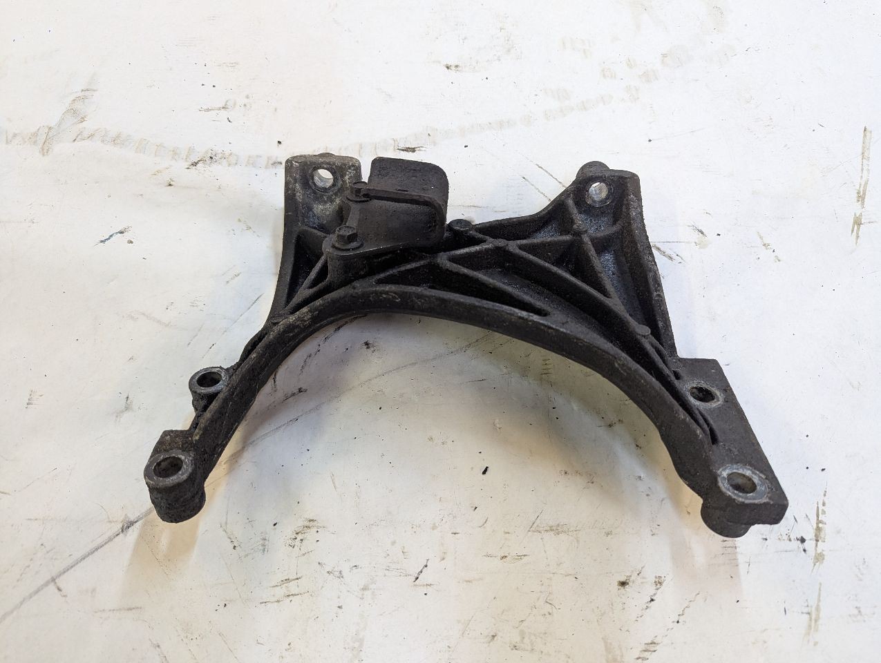 1.9L Manual Transmission Engine Bracket | Fits 1995-1997 Saturn S Series