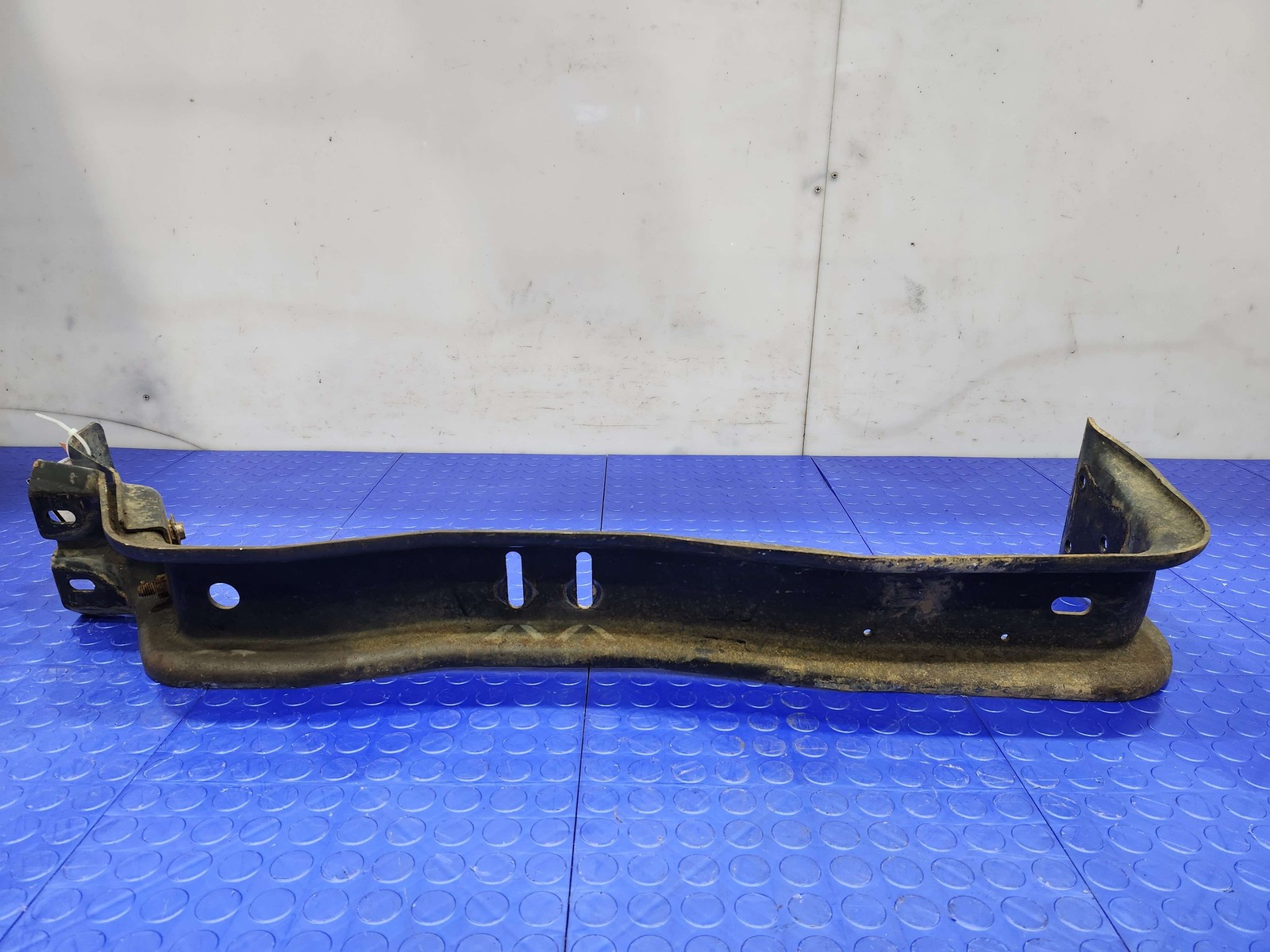 05-10 Ford F-250 F-350 4×4 Automatic Transmission Crossmember Support OEM