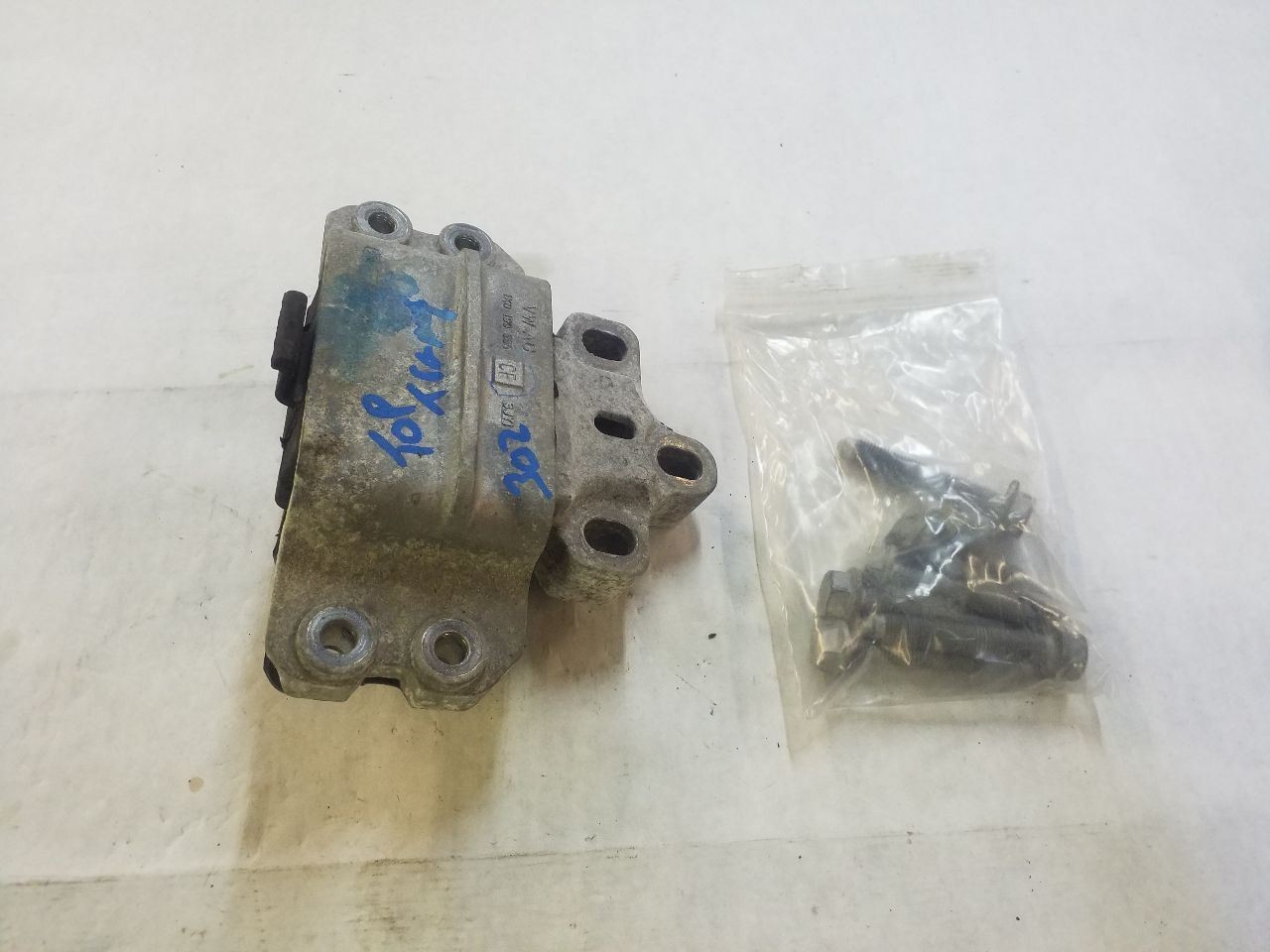 2.0L Top of Transmission Mount w/ Bolts | Fits 2013-2017 Volkswagen Jetta SW