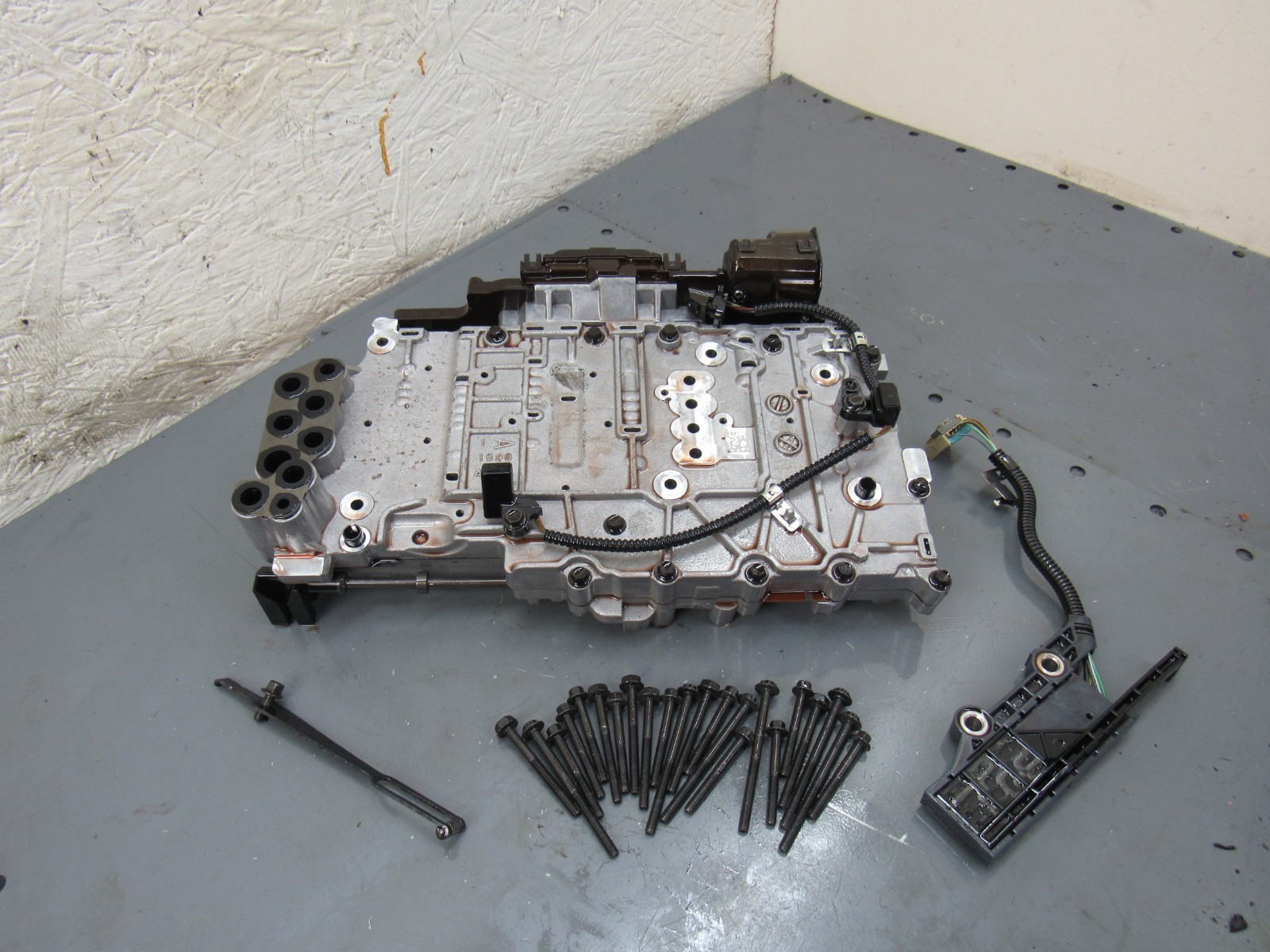 2006-2010 BMW 328i Automatic Transmission Valve Body RWD N52 E90 E92 E93 OEM