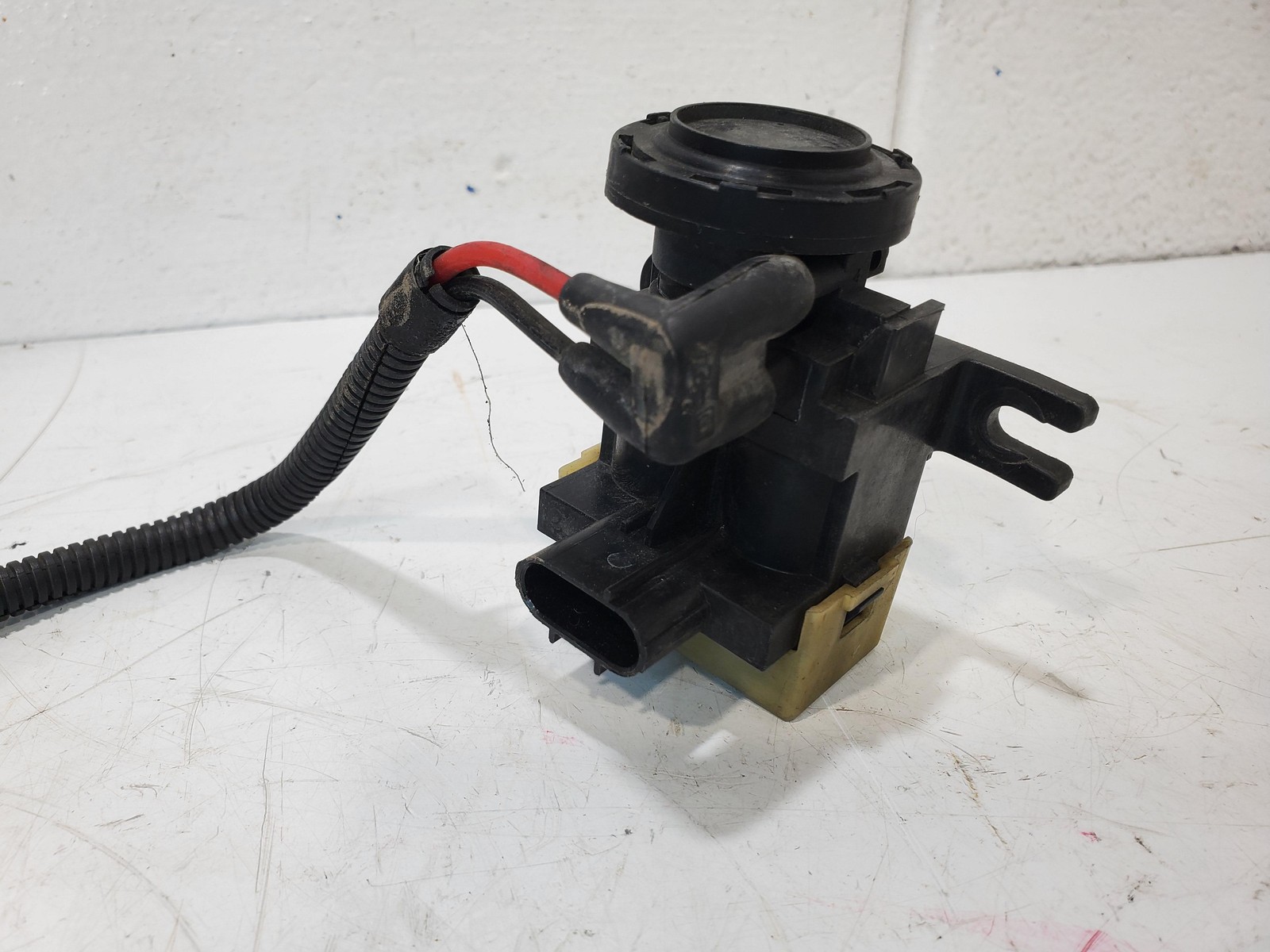1999 – 2010 Ford F250 F350 Super Duty Hub Locking Solenoid F81A-9H465-BA