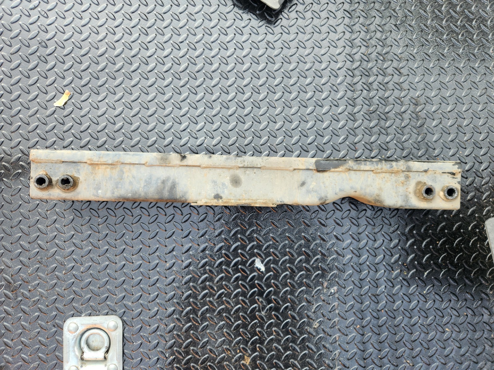 2000-2006 GMC Chevy Sierra Yukon Denali Transmission Crossmember OEM 4×4 AT 4WD