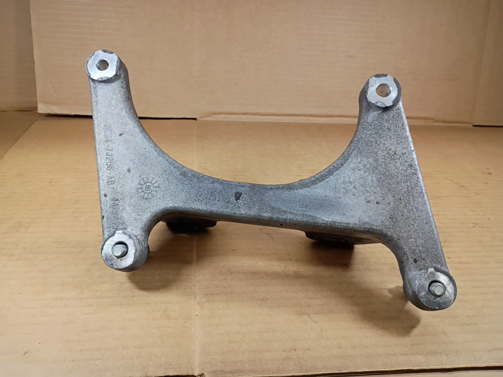 11-24 Ford F-250 F-350 F450 F550 4×2 Auto Trans Mount Bracket OEM BC34-7J266-AB
