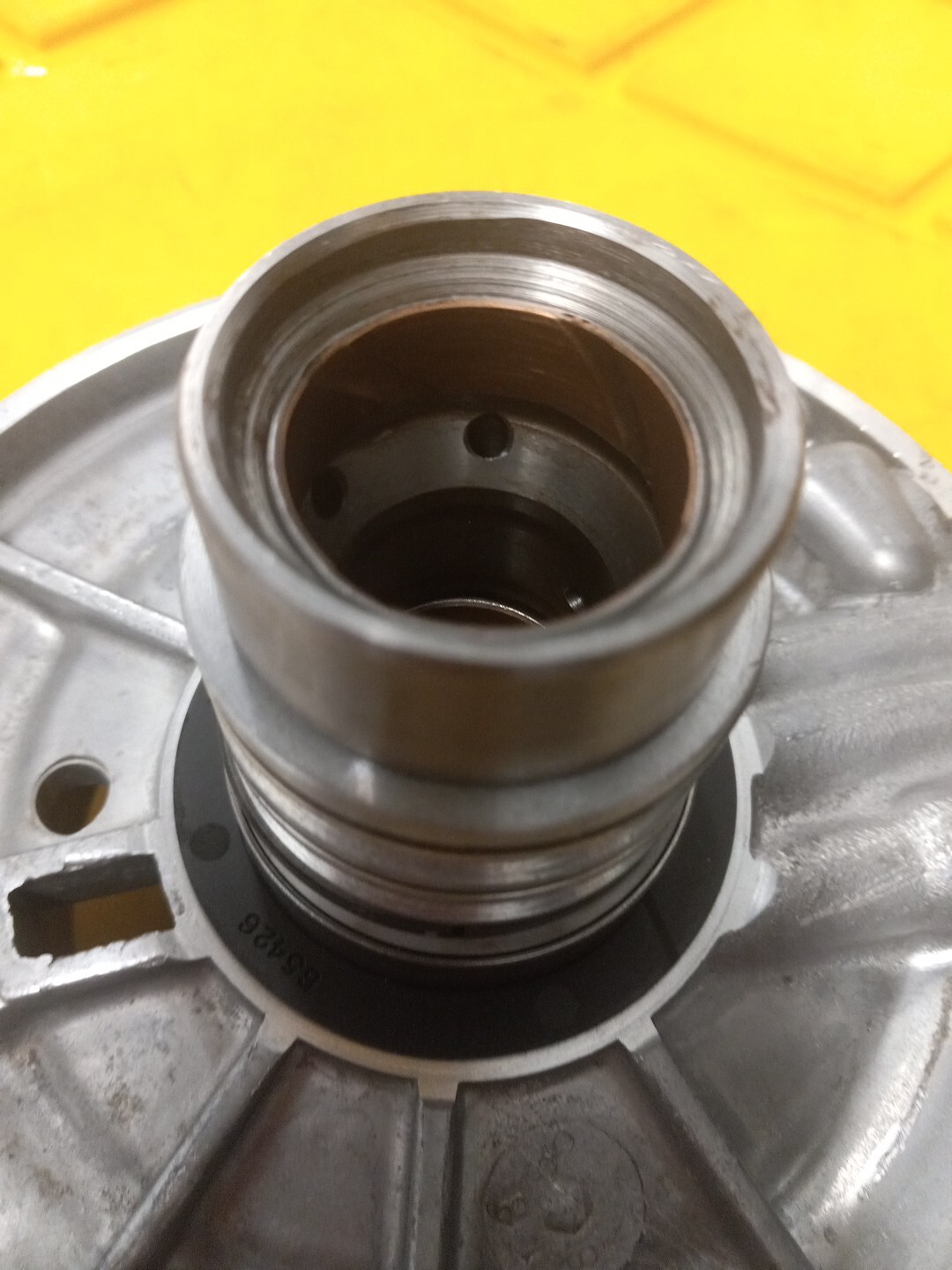 USED 200-4R CENTER SUPPORT WITH PISTON