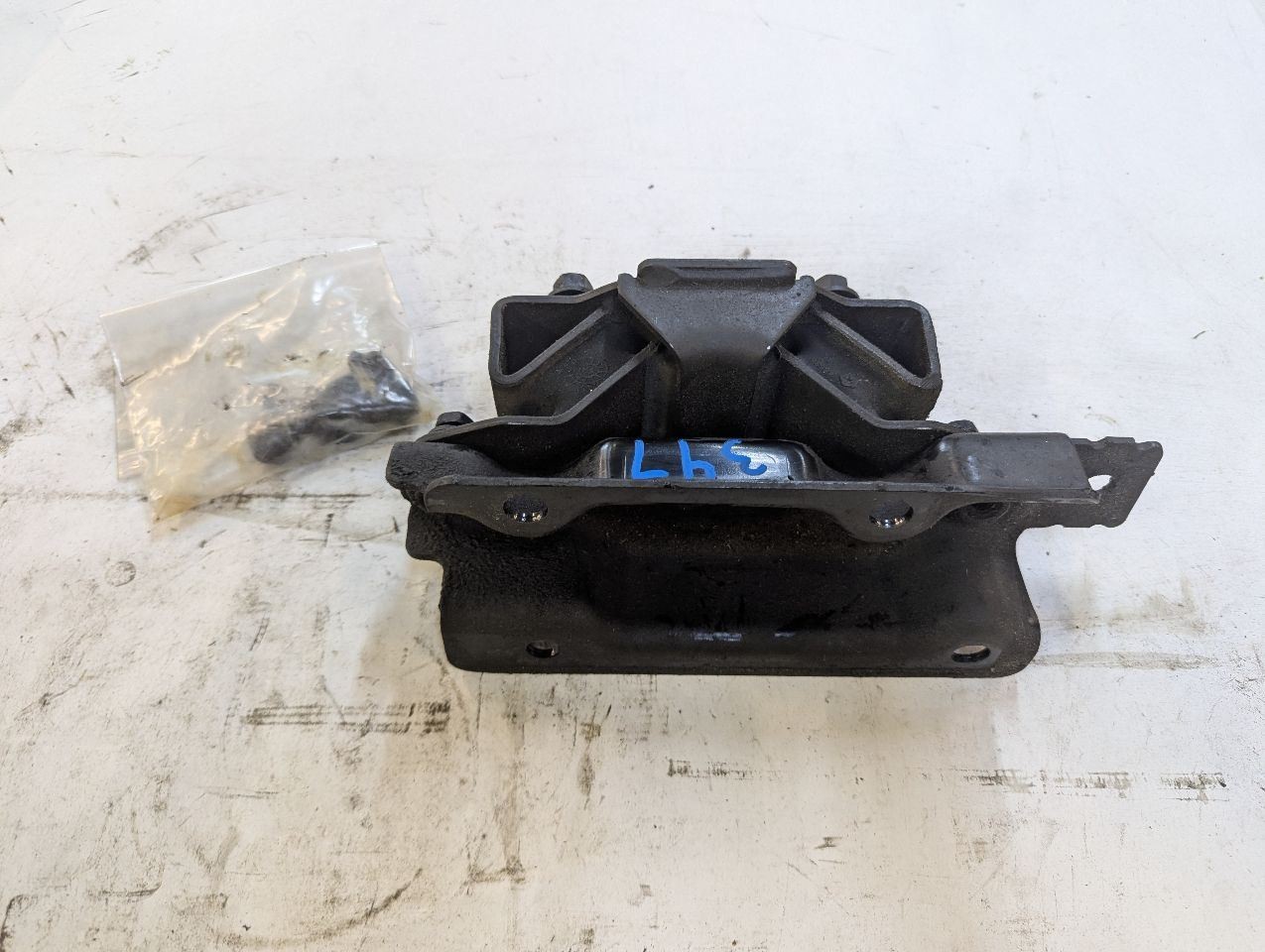5.7L Transmission Mount w/ Bolts | Fits 2004-2005 Dodge Ram 1500