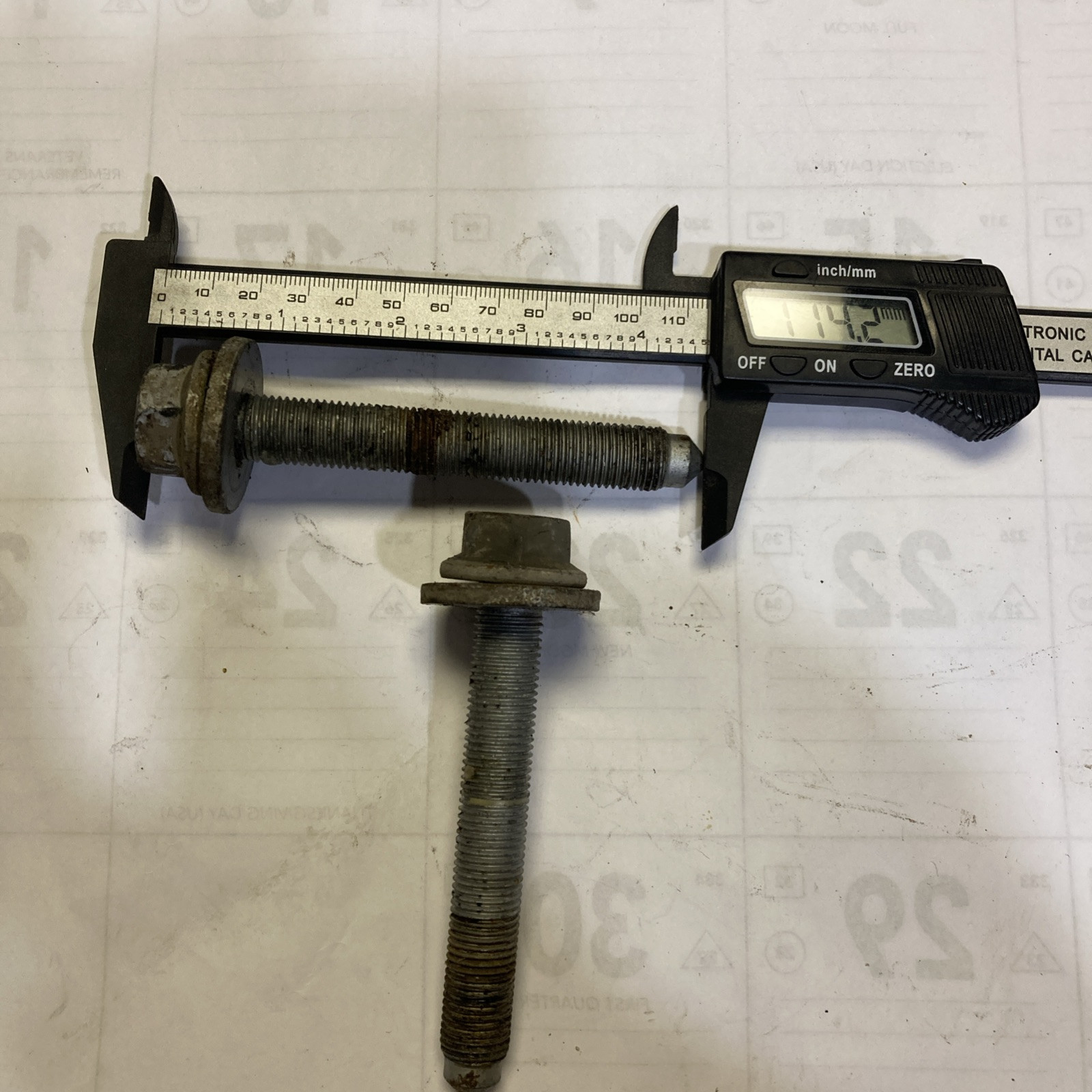 2015 AUDI Q7 (2) STEEL BOLTS