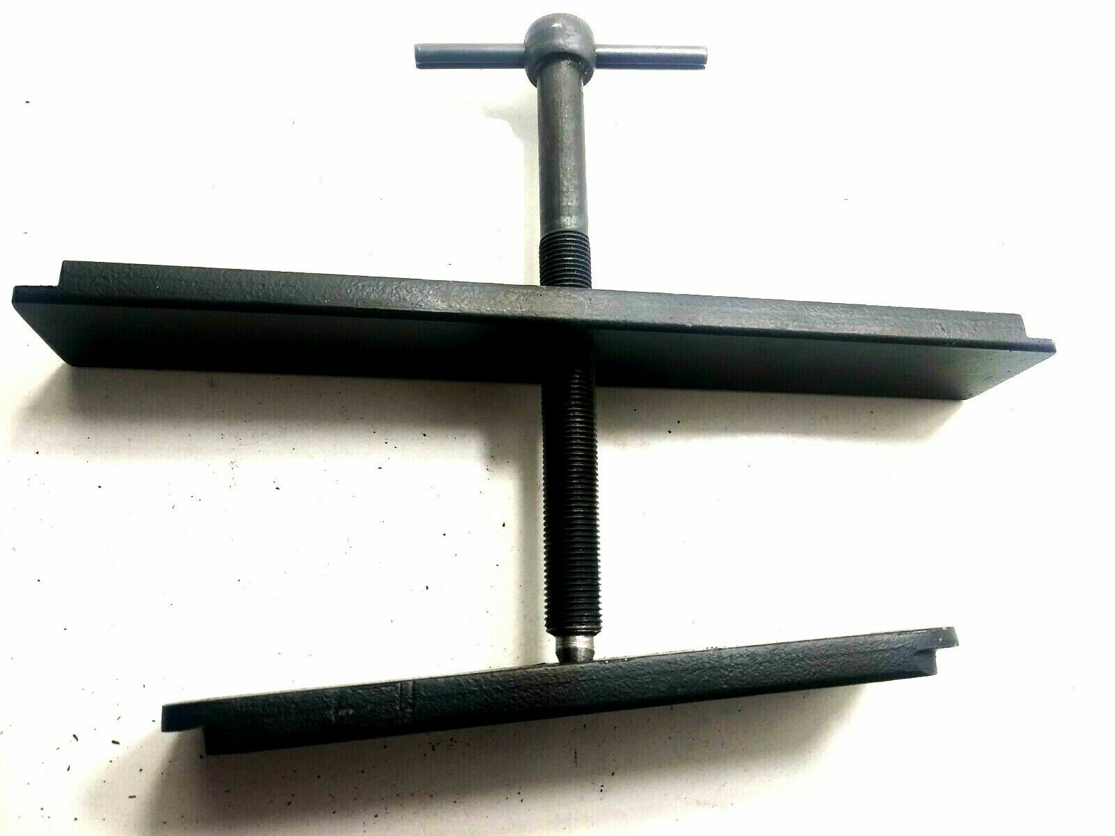 .A e4od 4r100 transmission tool overdrive spring compressor tool