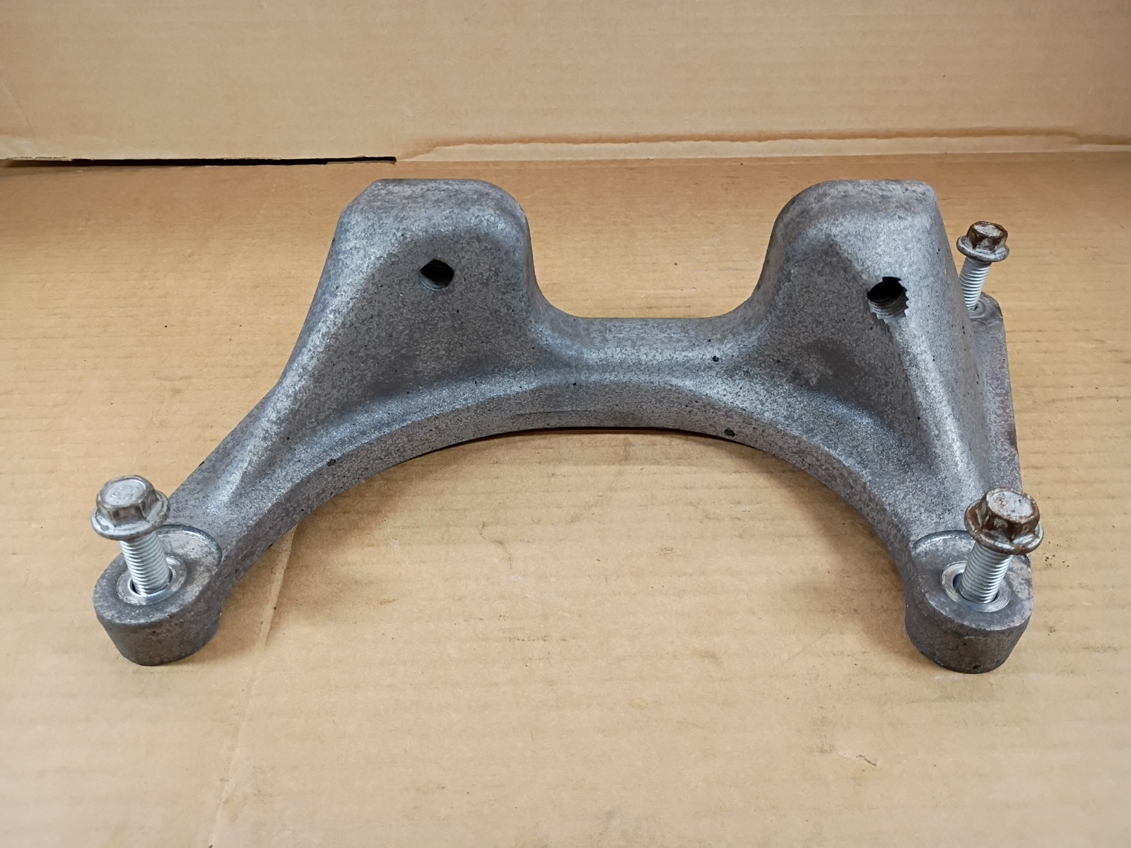 11-24 Ford F-250 F-350 F450 F550 4×2 Auto Trans Mount Bracket OEM BC34-7J266-AB