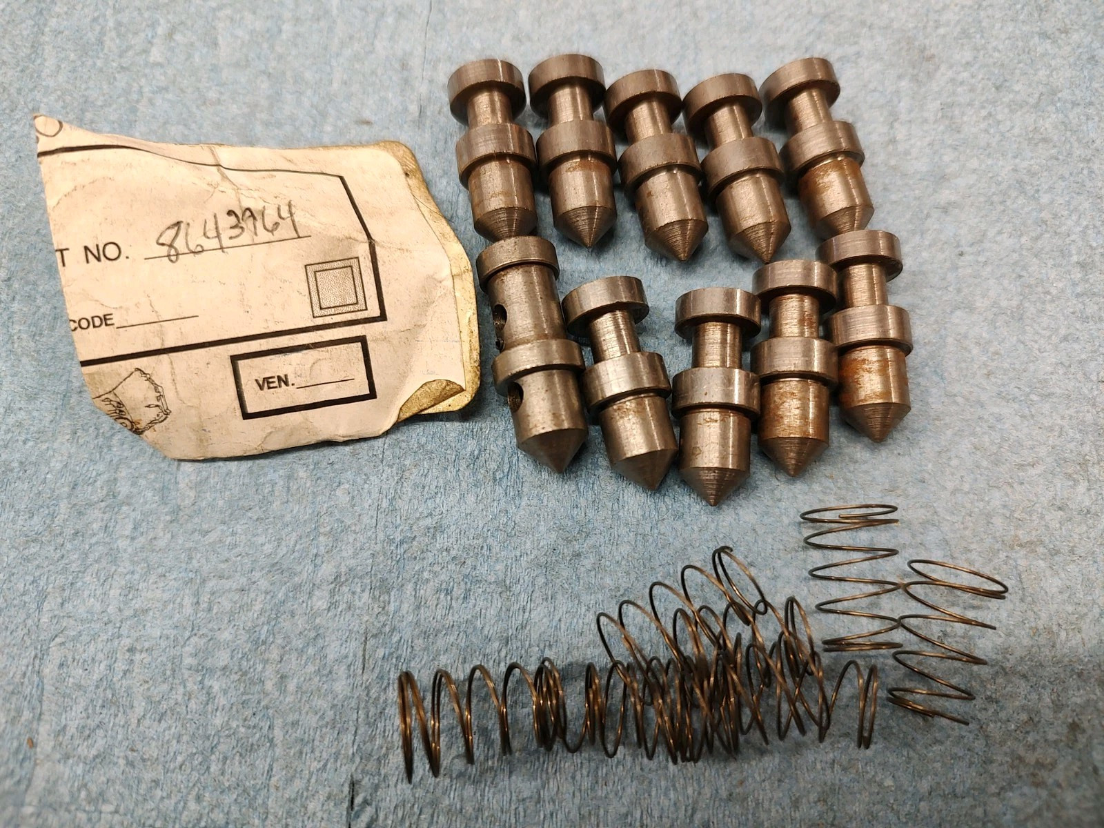 10 NORS trans check valve and spring 2-3 shift accumulator 8643964 GM 125 125C