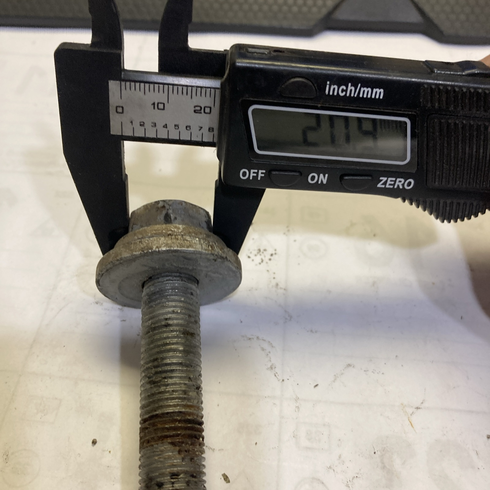 2015 AUDI Q7 (2) STEEL BOLTS