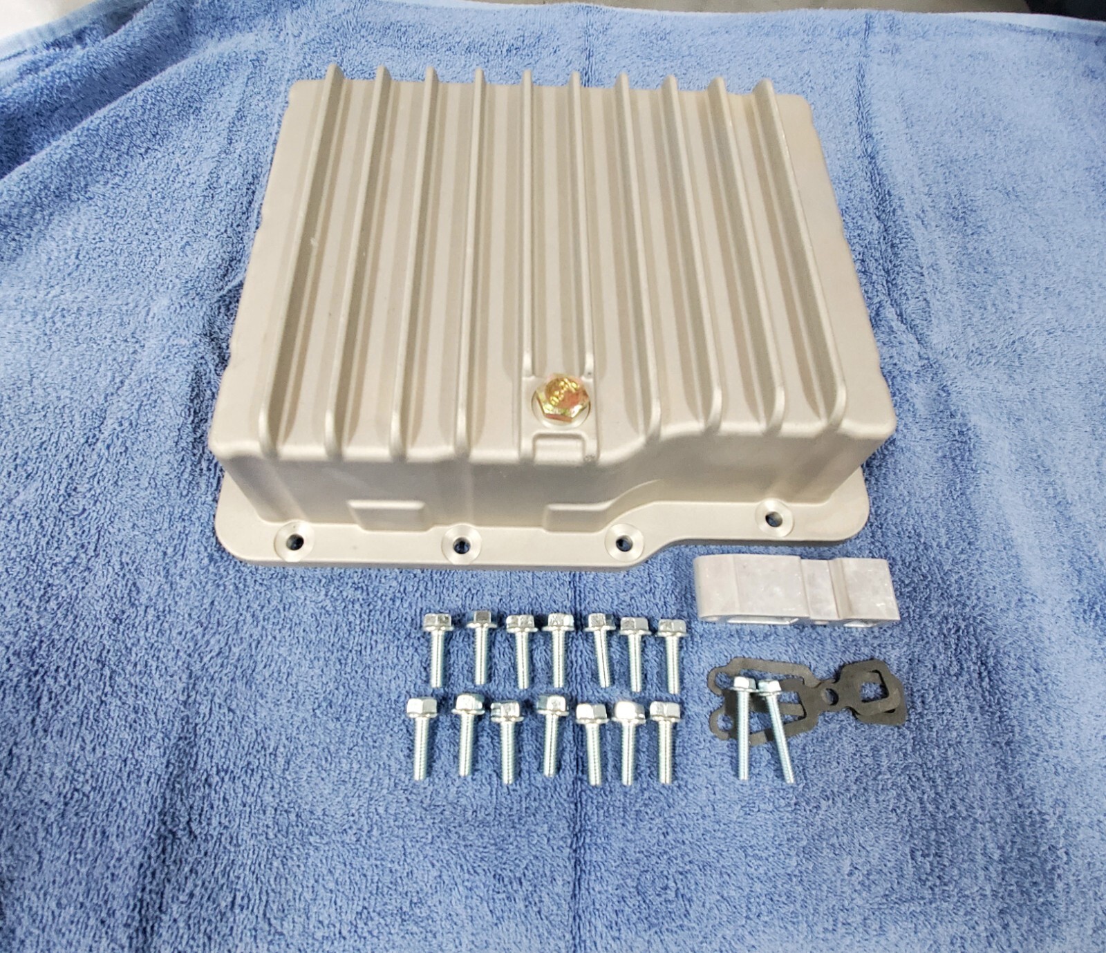 Powerglide Deep Cast Aluminum Pan Kit with Hardware. NEW. LOOK!!