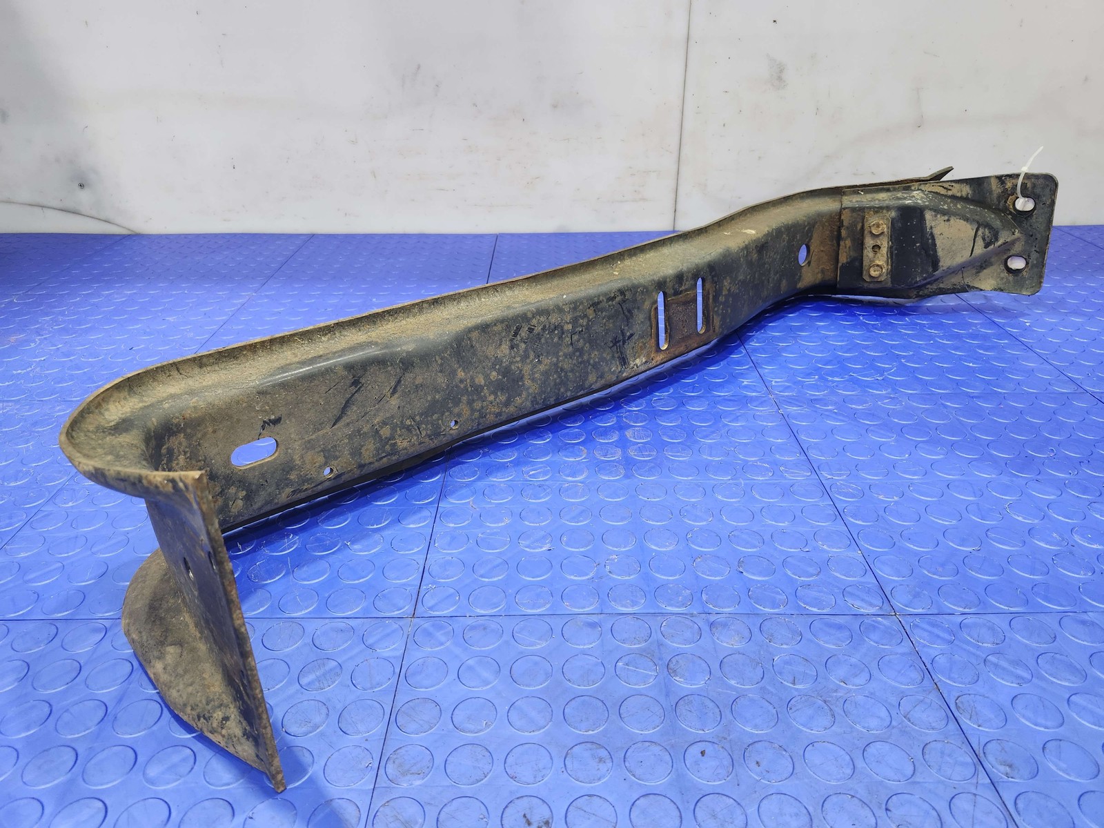 05-10 Ford F-250 F-350 4×4 Automatic Transmission Crossmember Support OEM