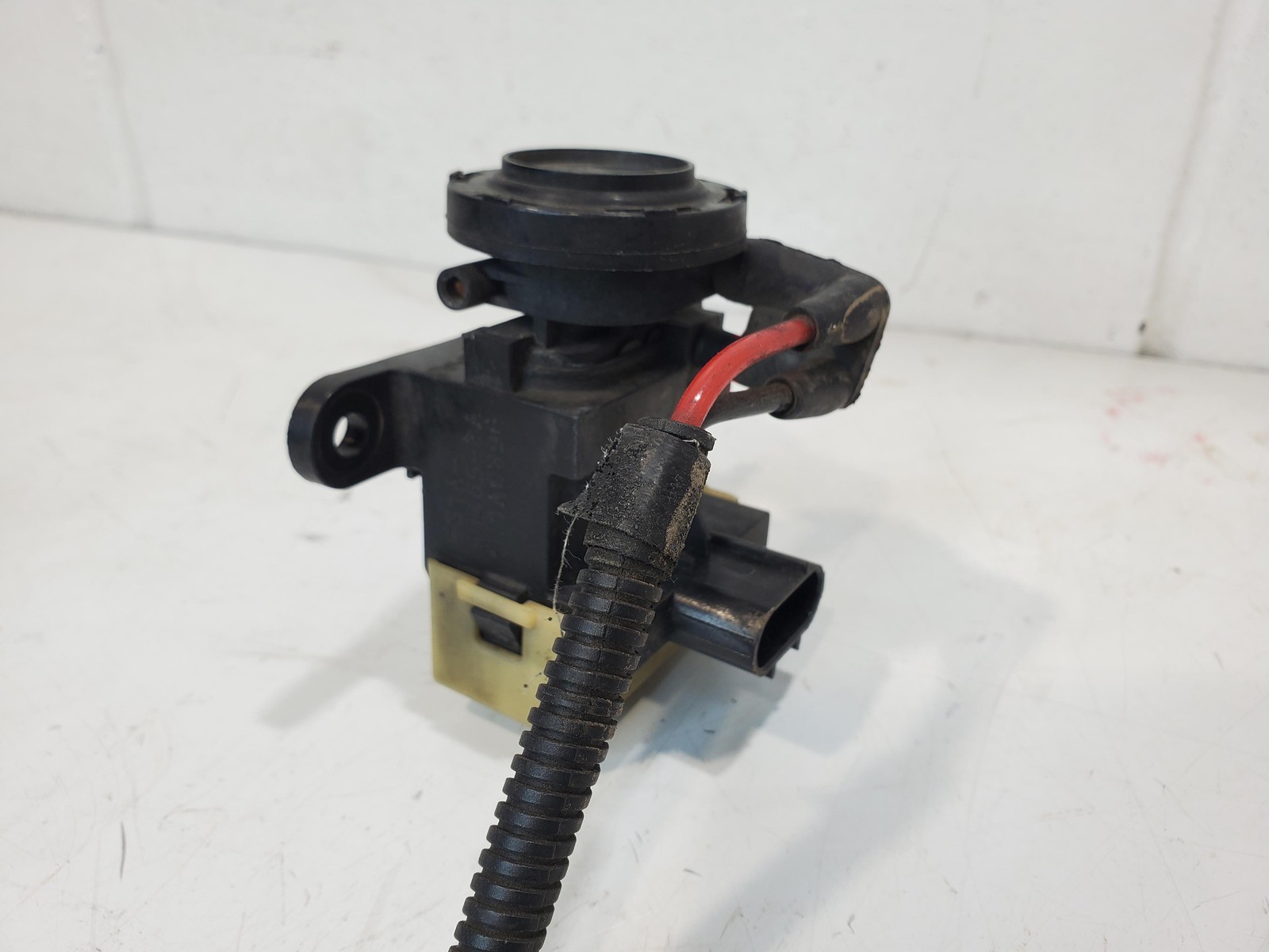 1999 – 2010 Ford F250 F350 Super Duty Hub Locking Solenoid F81A-9H465-BA