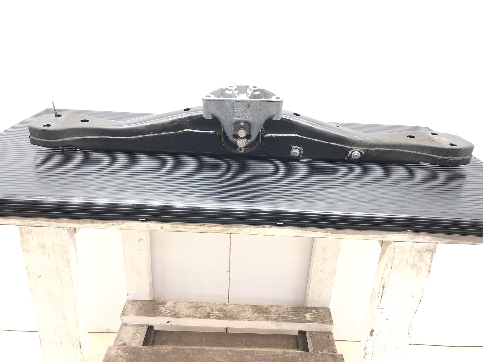 2011-2014 PORSCHE CAYENNE OEM AUTOTRANSMISSION CROSSMEMBER W/ TRANS MOUNT *75K*