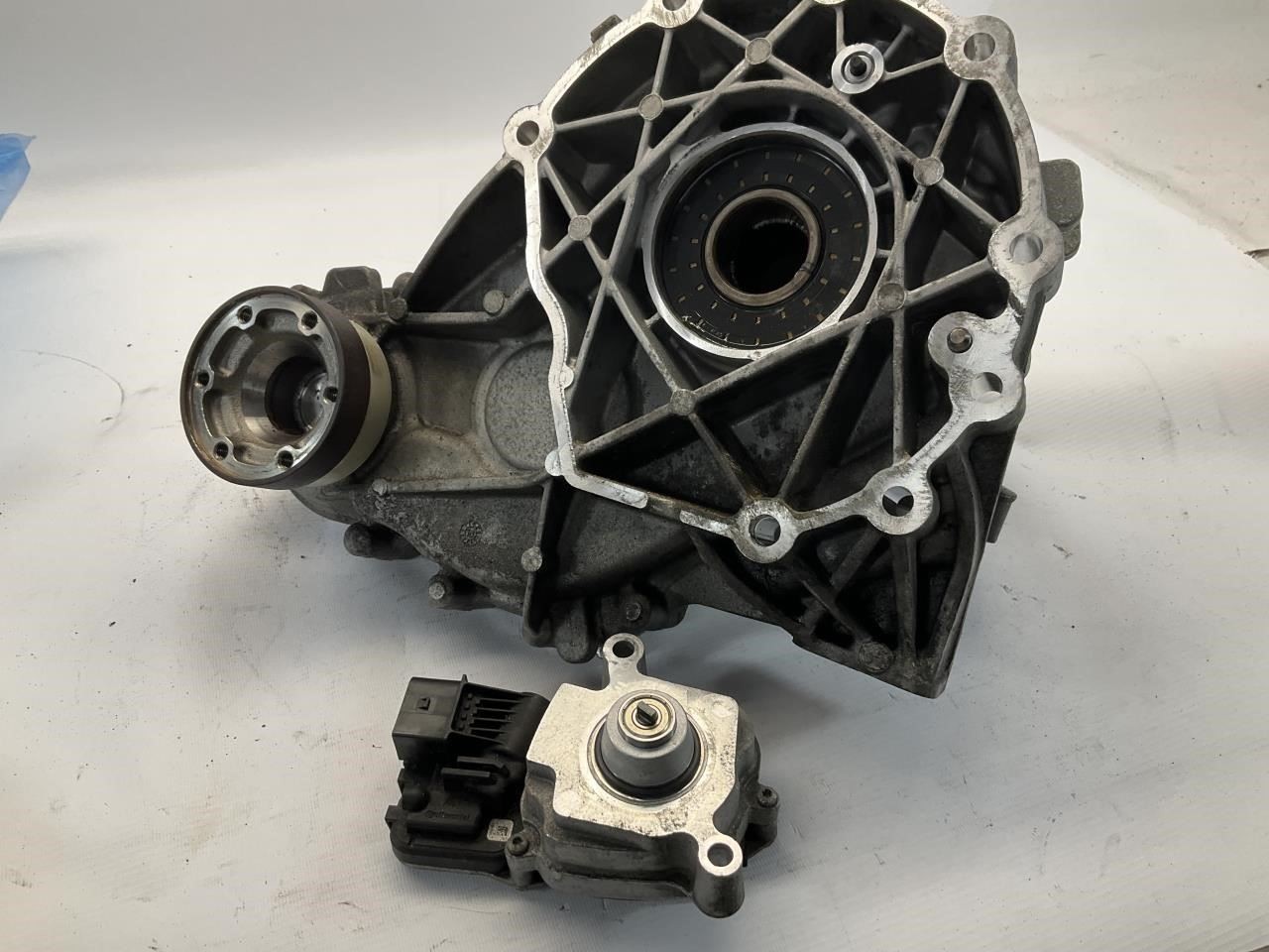 17-23 Maserati Ghibli SQ4 AWD Transfer Case w/ Actuator Motor Module Q