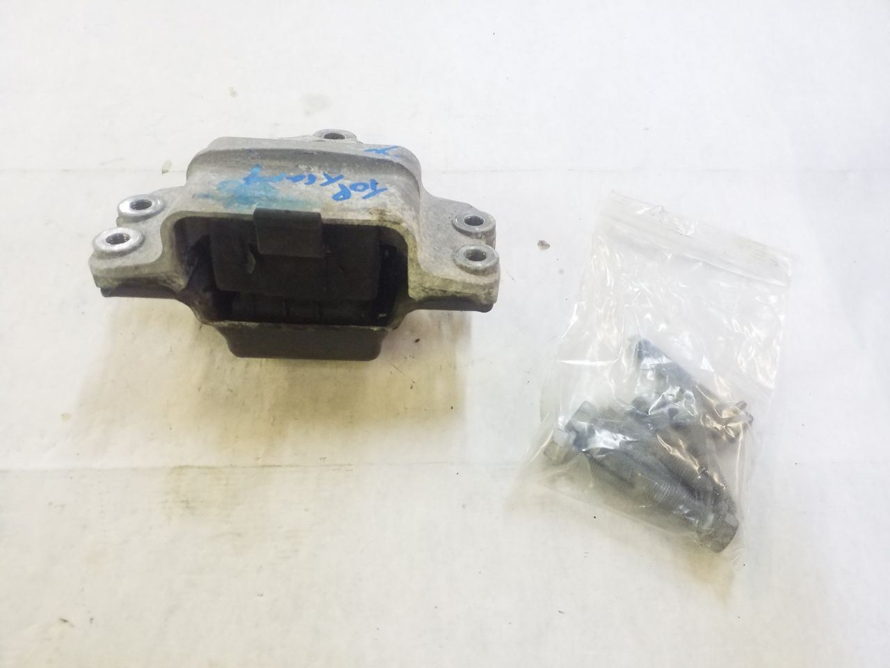 2.0L Top of Transmission Mount w/ Bolts | Fits 2013-2017 Volkswagen Jetta SW