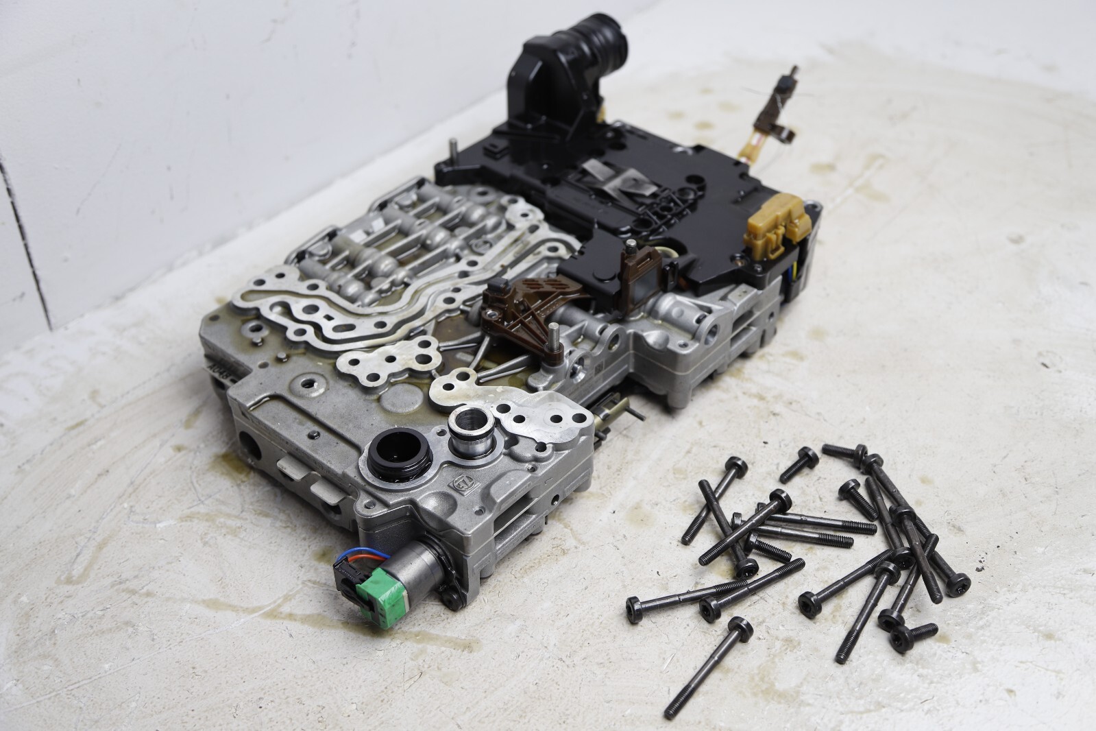 2013 BMW 320i F30 Auto Transmission Valve Body Mechatronics OEM 1090128334