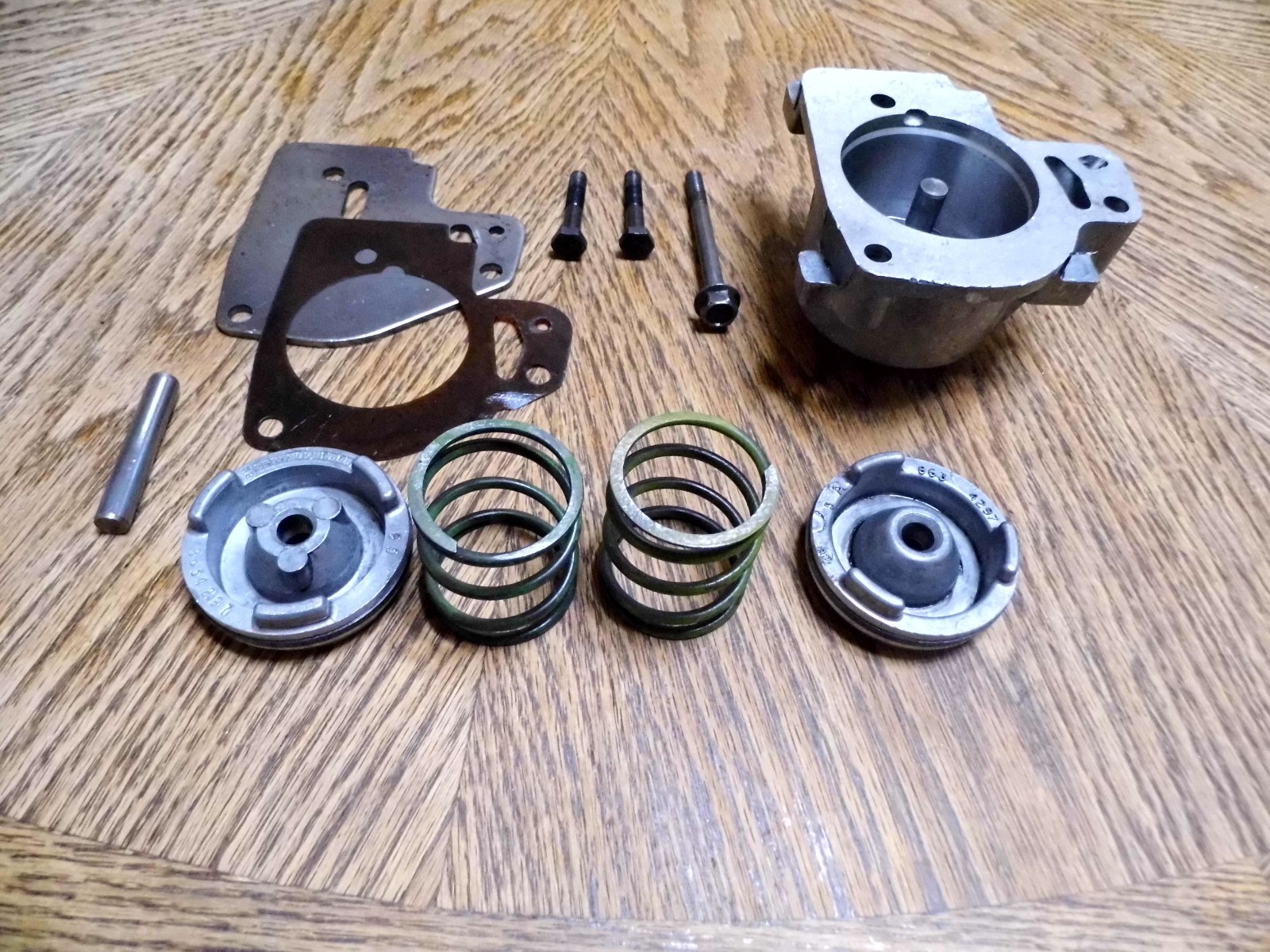 GM CHEVY 700R4 (1982-84) Transmissions 1-2/ 3-4 Accumulator Pistons & Housing