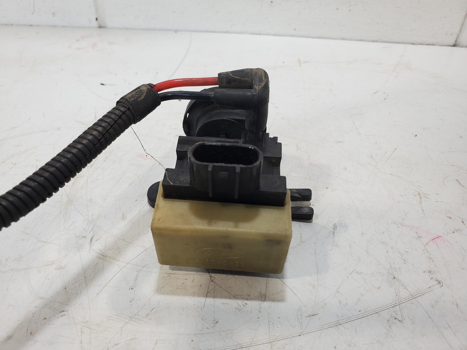 1999 – 2010 Ford F250 F350 Super Duty Hub Locking Solenoid F81A-9H465-BA