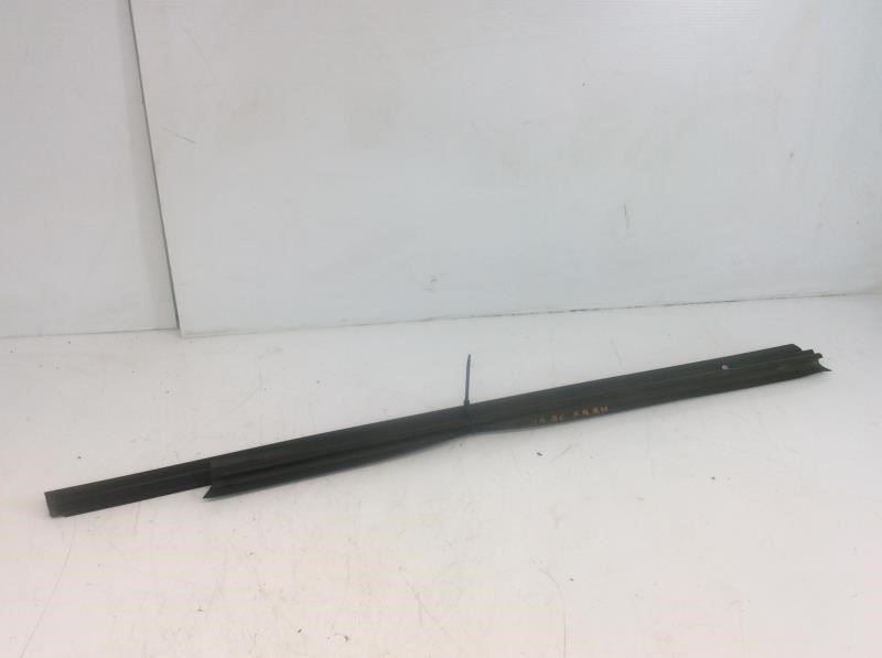 02-18 Nissan Titan Front Right Door Weatherstrip Seal Set V