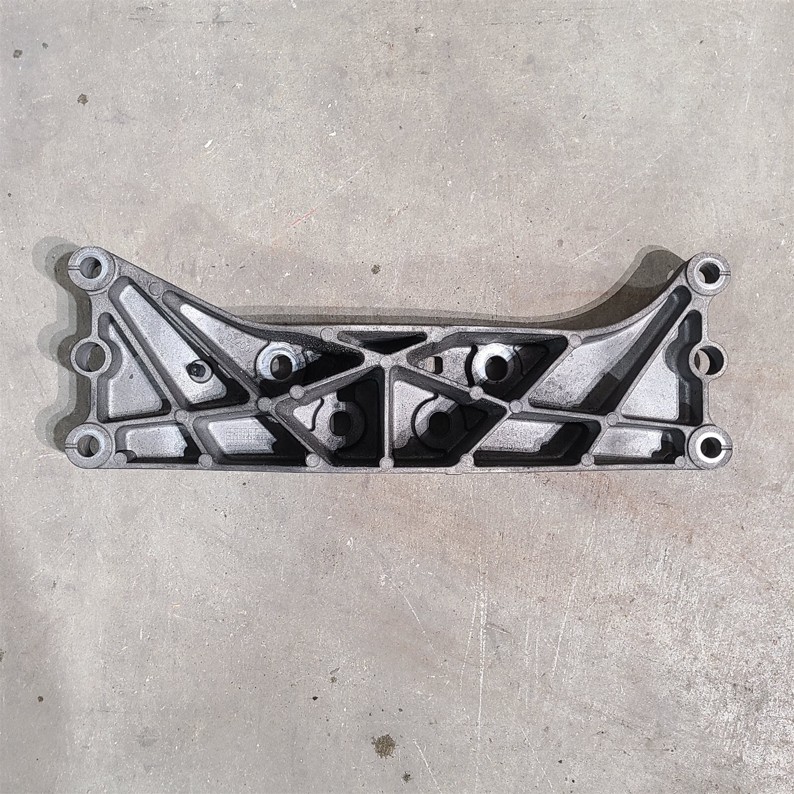10-15 Camaro SS Automatic Transmission Crossmember Mount Bracket Aa7514